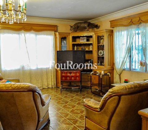 salón con butacas y televisor