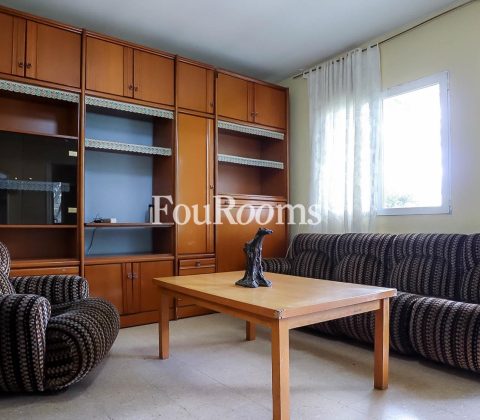 salón con dos sofás y librería de madera vacía
