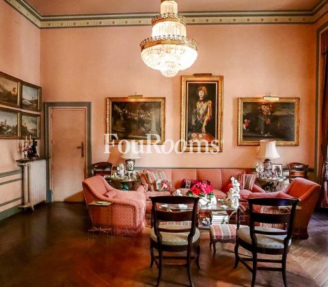 salón con muebles lujosos y cuadros en las paredes