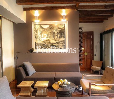 salón con muebles y figura china