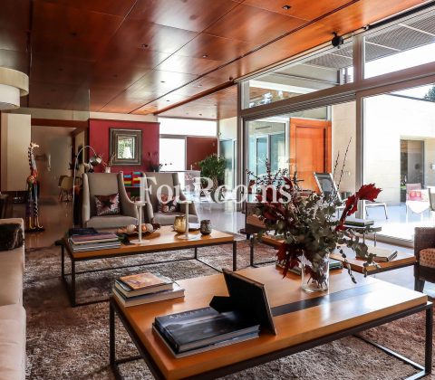 salón con paredes granate y ventanal