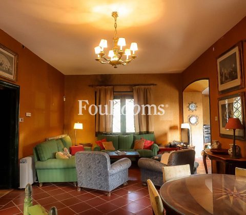 salón con sofás