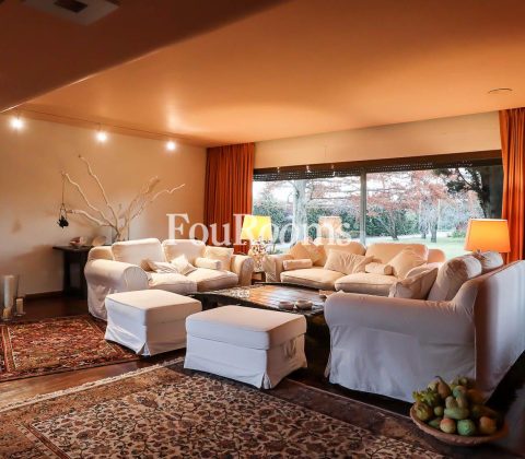 salón con tres sofás blancos