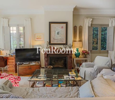 salón repleto de sofás, una televisión y una chimenea