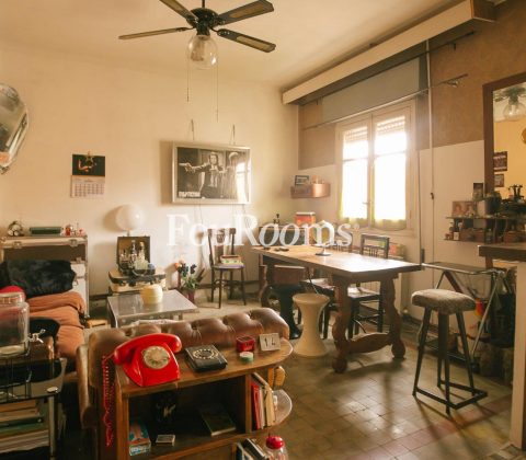 salón y comedor con muebles vintage y ventilador en el techo