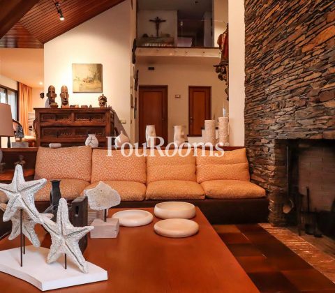 sofa y chimenea de piedra