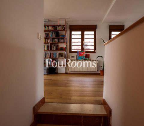 subida de escaleras a habitación con librerías