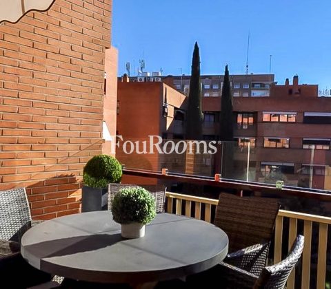 terraza con mesa y sillas y vistas al edificio de enfrente