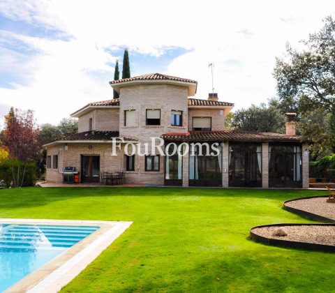 vista exterior de casa con jardin y piscina